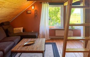 Χώρος καθιστικού στο 1 Bedroom Nice Apartment In Aneby
