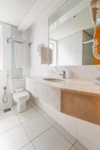 Um banheiro em BH Jaraguá Hotel