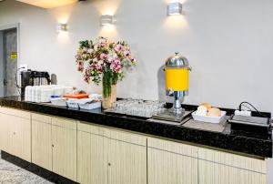 A cozinha ou cozinha compacta de BH Jaraguá Hotel