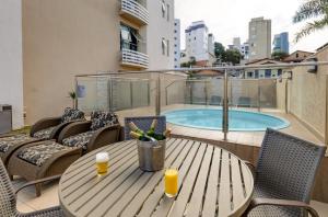 A piscina localizada em BH Jaraguá Hotel ou nos arredores