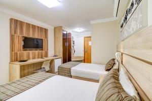 Uma TV ou centro de entretenimento em BH Jaraguá Hotel