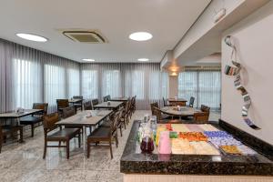 Uma área de estar em BH Jaraguá Hotel