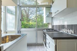 A kitchen or kitchenette at La Magnolia