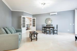 Posezení v ubytování Modern 2BR Quarteira Apartment