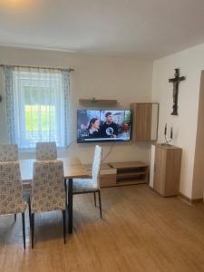 TV a/nebo společenská místnost v ubytování Chalupa u Pepíka
