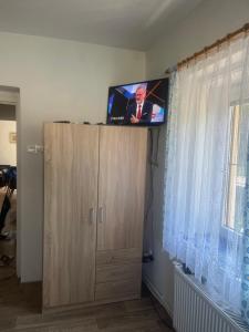 TV a/nebo společenská místnost v ubytování Chalupa u Pepíka
