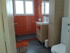 a bathroom with a sink and a toilet at A 2 pas des iles à Concarneau in Concarneau