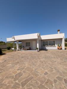 a white house with a stone driveway at Villa Talìa in Marsala