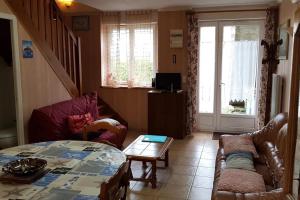 a living room with a table and a couch at Maisons agréables 13ms024 in La Fresnais