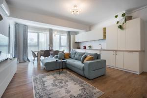 Khu vực ghế ngồi tại Northside Luxe 2BR