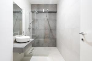 Phòng tắm tại Northside Luxe 2BR +48 ảnh