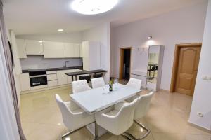 Η κουζίνα ή μικρή κουζίνα στο Seaside Oasis on Island Vir with Private Pool and Ocean Views