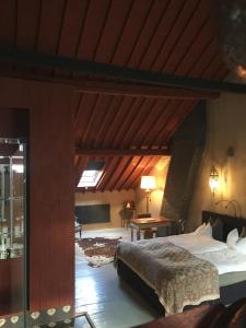 una camera con letto e soffitto in legno di B&B Villa Thibault a Liegi