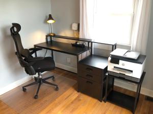 ein Büro mit einem Schreibtisch und einem Stuhl und einem Schreibtisch mit einer Schublade in der Unterkunft Suite 39 North in Lebanon + 14 Fotos