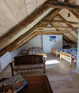 Katil atau katil-katil dalam bilik di "Le Chardon Bleu" Gite à la montagne confortable 8 personnes village de Viscos