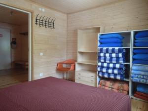 a room with a bed and a closet with pillows at Lomasaaret Cottages in Villala