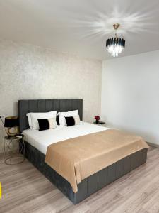 En eller flere senge i et værelse på Apartament regim hotelier