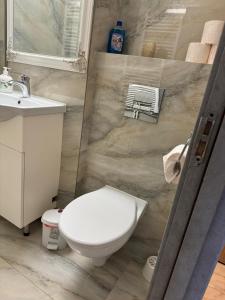 Et badeværelse på Apartament regim hotelier + 16 billeder