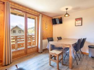 Les Grizzlis N 24 - 2P5 في سانت سورلين دوارفيز: غرفة طعام بها طاولة وكراسي ونافذة