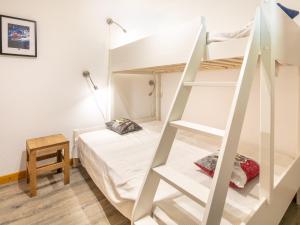 Les Grizzlis N 24 - 2P5 في سانت سورلين دوارفيز: غرفة نوم مع سرير بطابقين وسلّم