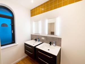 a bathroom with two sinks and a window at Monteurwohnung-in-Villa-8-Betten-WLAN-TV-Einbaukueche-Ahrensburg-Zentrum-Naehe-Hamburg-OD06a in Ahrensburg