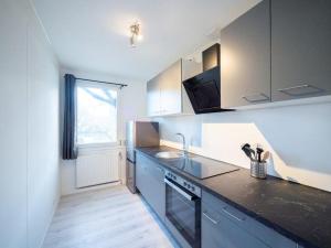 a kitchen with a sink and a counter top at Monteurwohnung-fuer-5-Personen-mit-Balkon-Kueche-Ahrensburg-Naehe-Hamburg in Ahrensburg