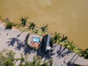 eine Aussicht auf ein Haus am Strand in der Unterkunft Chalé de Luxo em São Pedro de Alcântara - SC in São Pedro de Alcântara