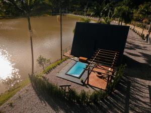 eine Luftaufnahme eines Schwimmbades in der Unterkunft Chalé de Luxo em São Pedro de Alcântara - SC in São Pedro de Alcântara + 19 Fotos