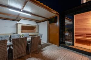 una sala da pranzo all'aperto con tavolo e sedie di Villa Paladium a Trogir