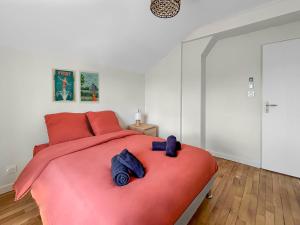 Postel nebo postele na pokoji v ubytování Pépites rares en bord d'Allier, découvrez trois T1 rénovés, proches Vichy et Saint-Yorre, transports, thermes et toutes commodités