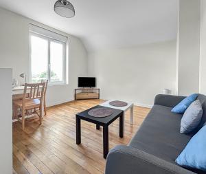 TV a/nebo společenská místnost v ubytování Pépites rares en bord d'Allier, découvrez trois T1 rénovés, proches Vichy et Saint-Yorre, transports, thermes et toutes commodités