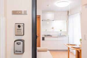 een keuken met een deur naar een woonkamer bij Sheath Okachimachi Apartment Hotel in Tokyo +235 foto's