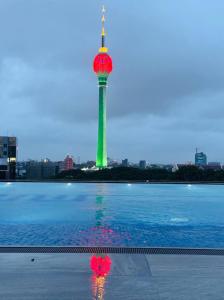 Bazén v ubytování Skyline Serenity- Brand new luxury apartment in Colombo nebo v jeho okolí