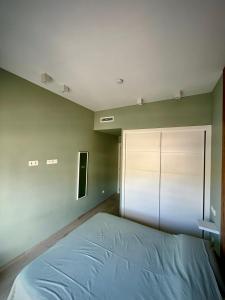 a bedroom with a blue bed and a closet at Vakantiewoning Alegria in Finestrat