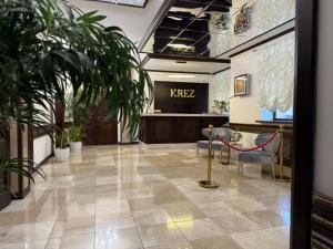 Lobi atau kawasan kaunter penerimaan di Hotel KREZ