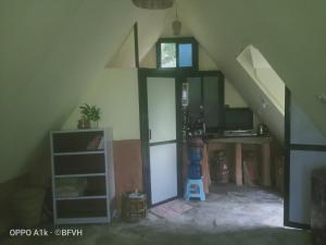 Una habitación con una cruz en la pared al lado de una escalera. en Five Queens Studio Apartment, en Pokhara
