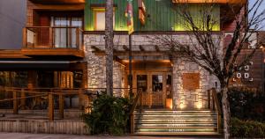 Un edificio con una escalera en frente. en Wood Hotel Gramado, en Gramado