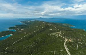 una vista aérea de una isla en el océano en Awesome Home In Veli Losinj With Wifi, en Veli Lošinj 10 fotos más