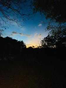 Východ nebo západ slunce při pohledu z venkovského domu nebo okolí + 3 fotografie