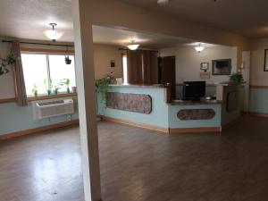 ein großer Raum mit Küche und Wohnzimmer in der Unterkunft Cyclone Lodge in Harlan