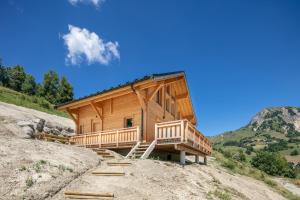a log cabin on a hill with stairs at Chalet les Buffettes - 4P8 in Saint-Jean-dʼArves