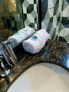 un bagno con lavandino e asciugamani su un bancone di Colibri - Conforto e Vista-Mar no Coração de Pipa a Pipa