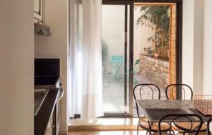 Et tv og/eller underholdning på Lovely Apartment In La Rochelle With Wifi