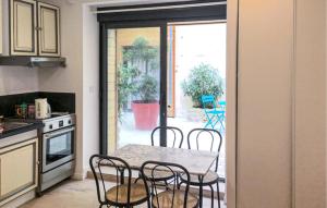 Køkken eller tekøkken på Lovely Apartment In La Rochelle With Wifi