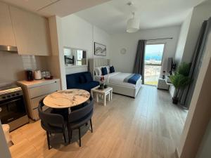 Kuchyň nebo kuchyňský kout v ubytování Stylish Yas Island Studio Near SeaWorld