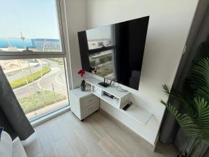 TV a/nebo společenská místnost v ubytování Stylish Yas Island Studio Near SeaWorld