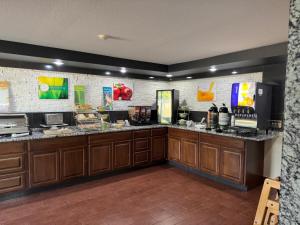 Kuchyň nebo kuchyňský kout v ubytování Quality Inn & Suites Middletown - Franklin
