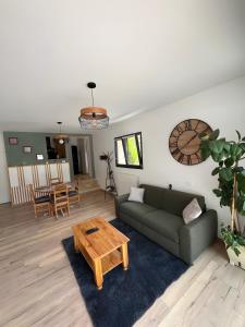 a living room with a couch and a table at Maison du soleil in Mérindol-les-Oliviers