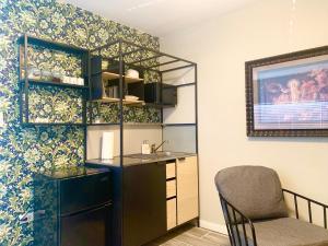 a room with a desk and a chair in a room at Casita Don Nacho in Ciudad Juárez