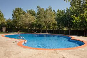 Bazén v ubytovaní Bungalows - Càmping El Solsonès alebo v jeho blízkosti